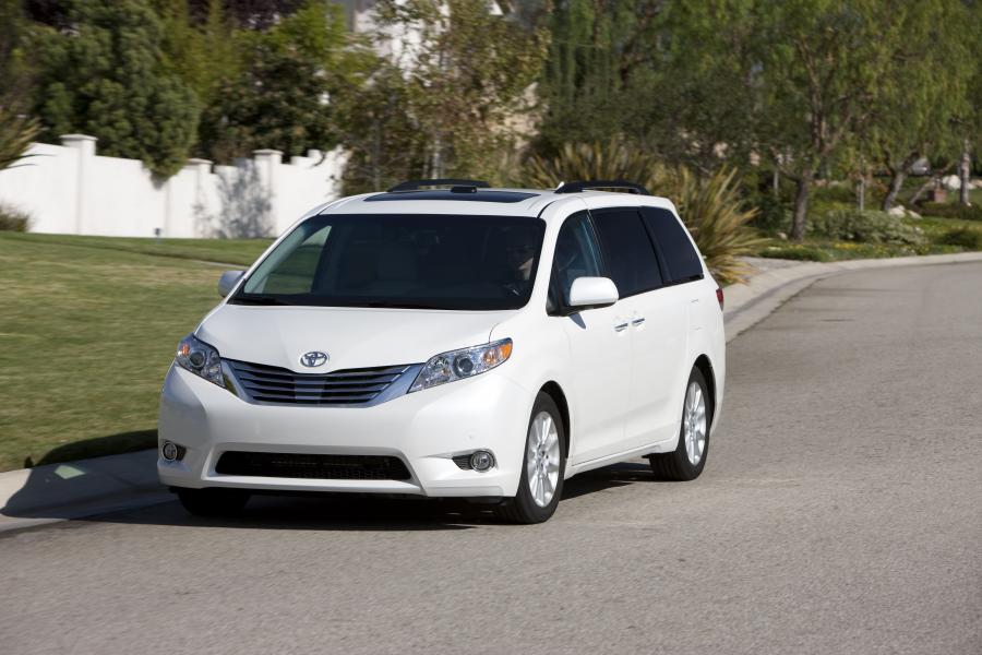  Toyota Sienna LE 2010 года  (фото 39 из 52)